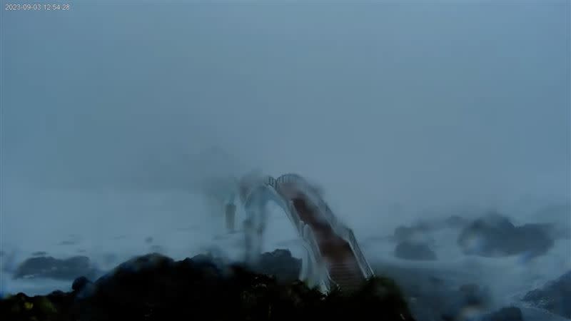 三仙台風景區即時影像，鏡頭被風雨打到上、下飄移。（圖／翻攝東部海岸國家風景管理處YT）