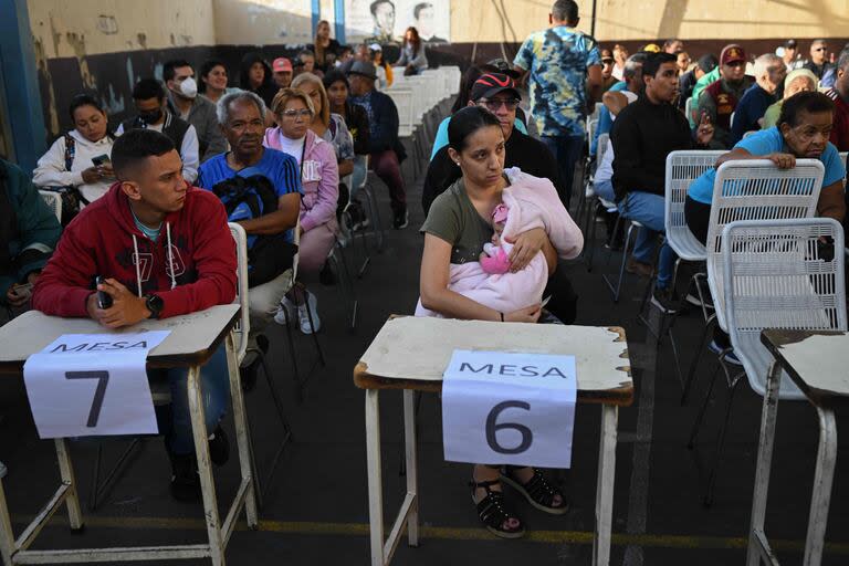La gente espera su turno para votar en un colegio electoral en Caracas, durante las elecciones presidenciales venezolanas del 28 de julio de 2024