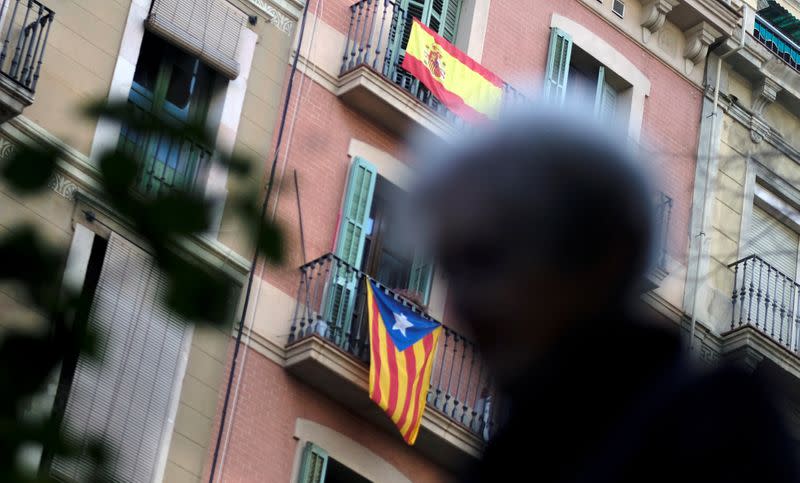 FOTO DE ARCHIVO: La Estelada (la bandera independentista catalana) y la bandera española que cuelgan en unos balcones de Barcelona, España, el 3 de enero de 2020