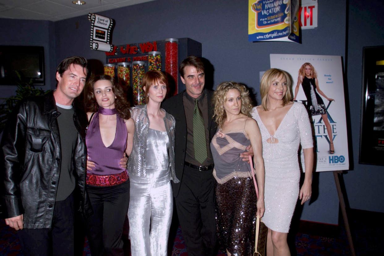 (L-R) Actors Kyle Maclachlan, Kristen Davis, Cynthia Nixon, Chris Noth, Sarah Jessica Parker, and Kim Cattrall arrive for the premiere of the third season of the HBO series "Sex and the City" in New York, Tuesday, May 30, 2000.