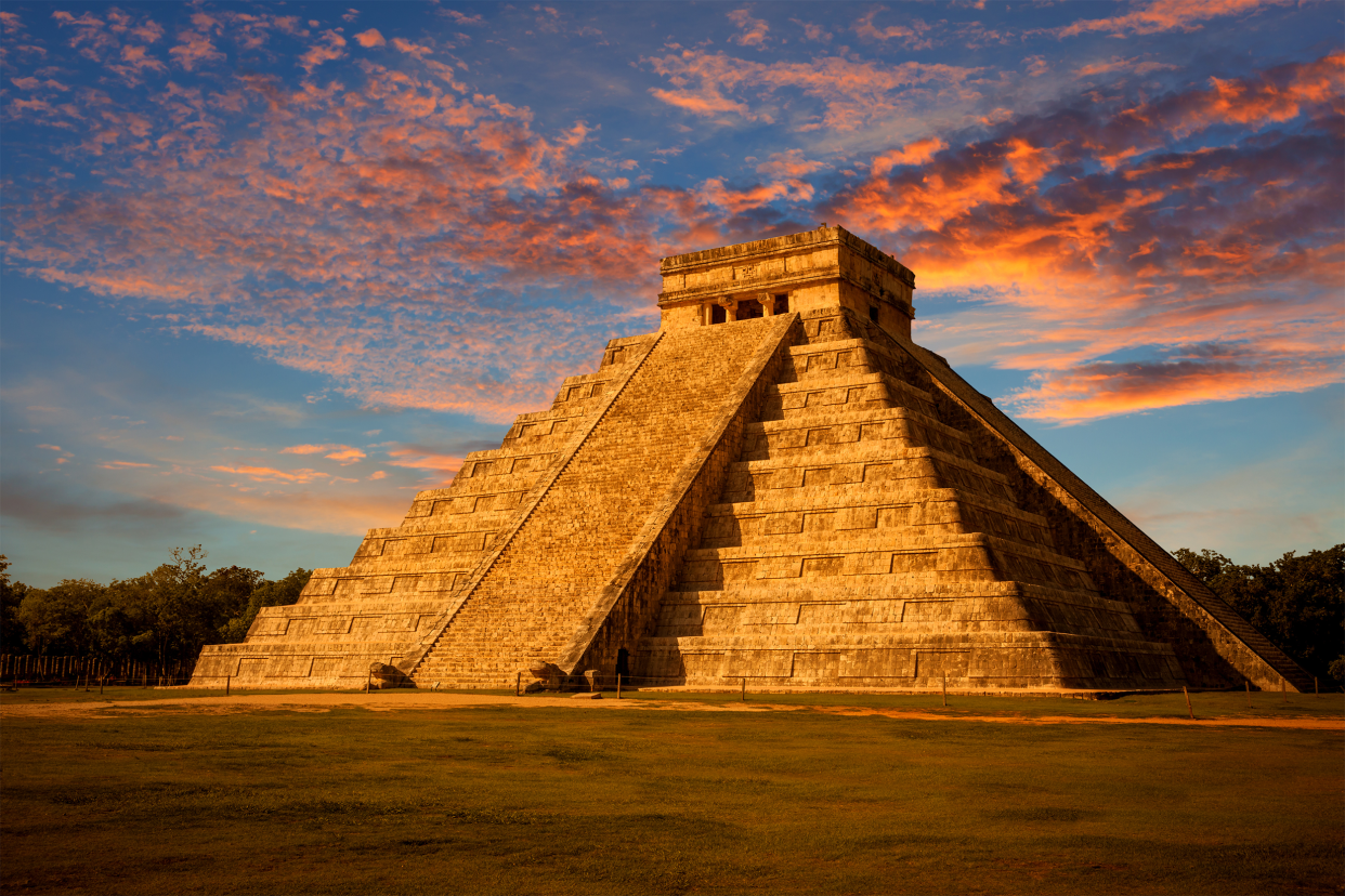 El Castillo (Kukulkan Temple) of Chichen Itza at sunset, Mexico