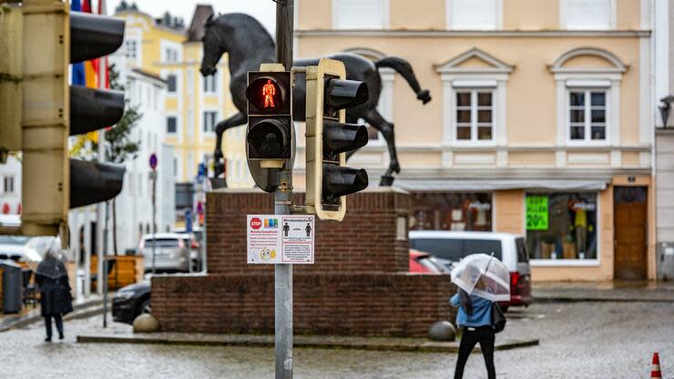 In der Innenstadt vom bayerischen Pfarrkirchen zeigt die Ampel Rot. Wegen exponentiell steigender Corona-Zahlen gelten im Landkreis Rottal-Inn strikte Ausgangsbeschränkungen. Foto: dpa