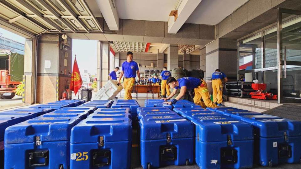 台北市消防人員準備大量救災器材。（圖 / 北市消防局提供）