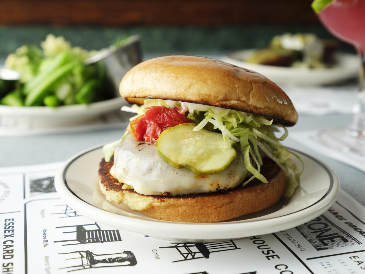 La hamburguesa sin carne de Superiority Burger, en Nueva York, está hecha con quinoa, garbanzos y nueces, y representa la transparencia y pureza de ingredientes que serán populares en 2024. (Karsten Moran/The New York Times)