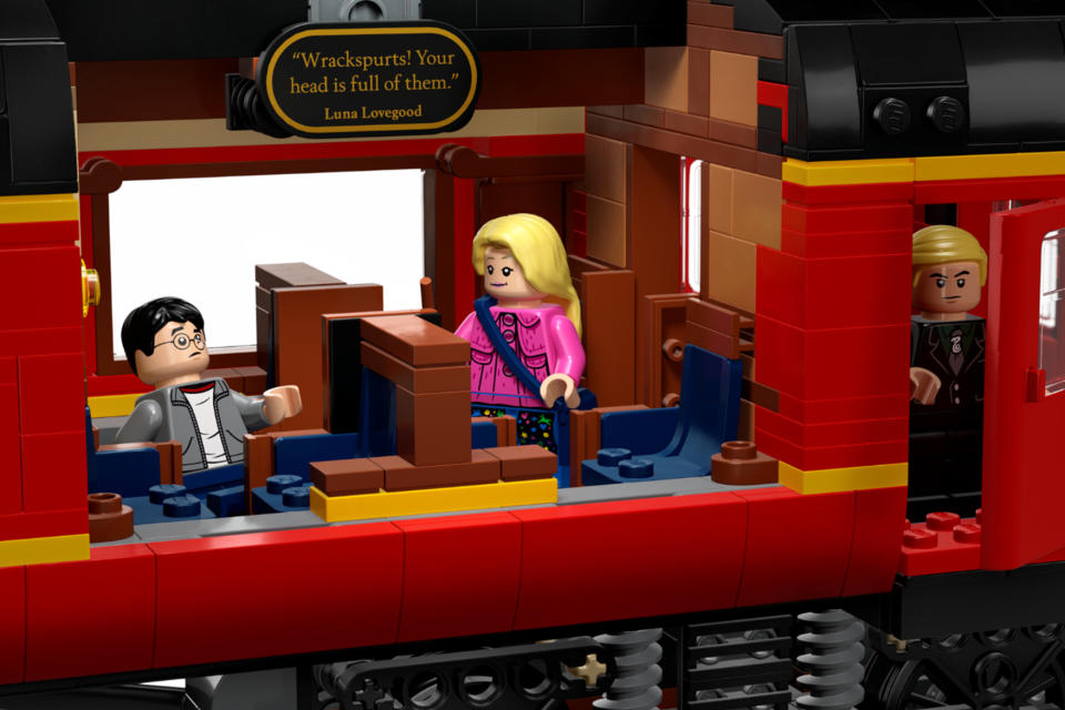 LEGO 霍格華茲特快列車正在駛近，神還原《哈利波特》七部曲的經典場景！
