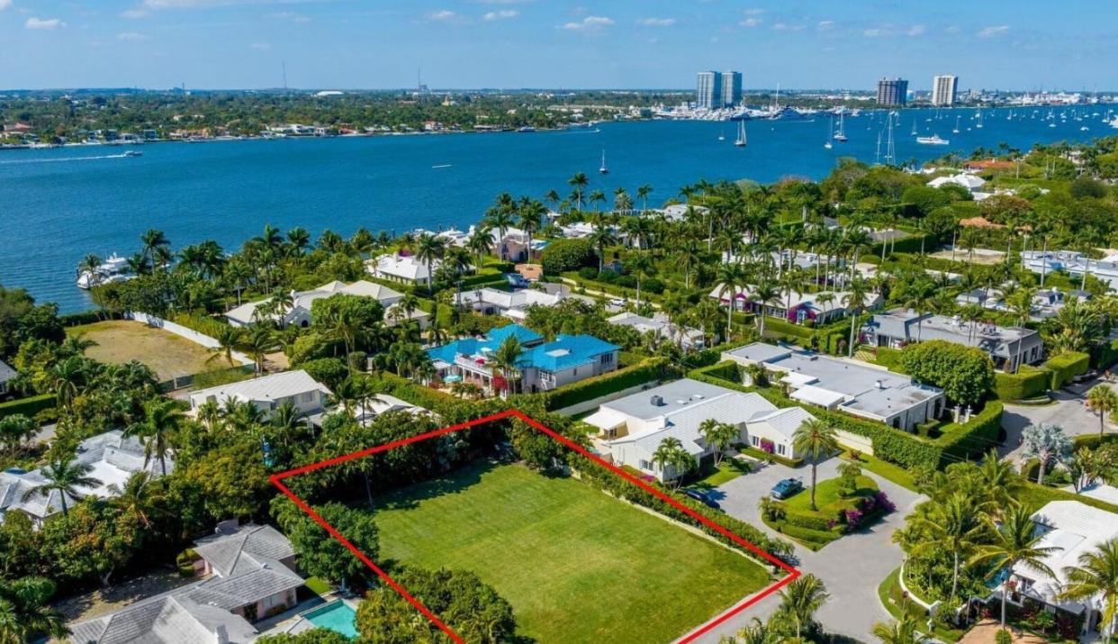 A vacant lot measuring two-fifths of an acre, outlined in red in the foreground, just changed hands for a recorded $10.25 million at 620 N. Lake Way in Palm Beach.