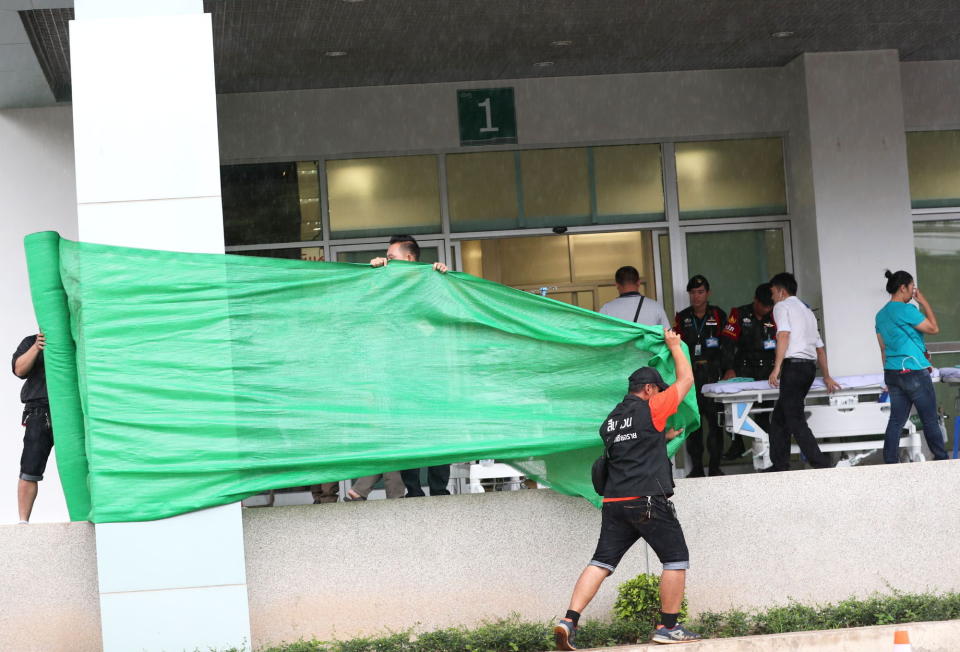 <p>Con esta imagen compartida en Facebook, los equipos de rescate ponian protección al lugar donde llegarían los chicos, para protegerlos de la prensa. (Huffpost) </p>