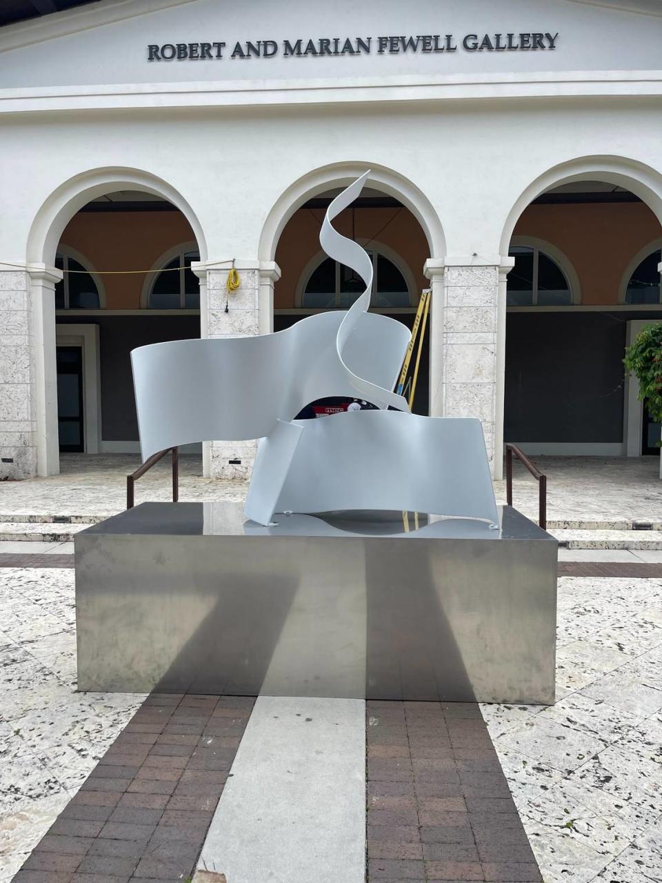 ‘Ondulation Trio in White’, 2014, frente al Coral Gables Museum, Miami, durante la exposición ‘Internal Knot’, 2022.