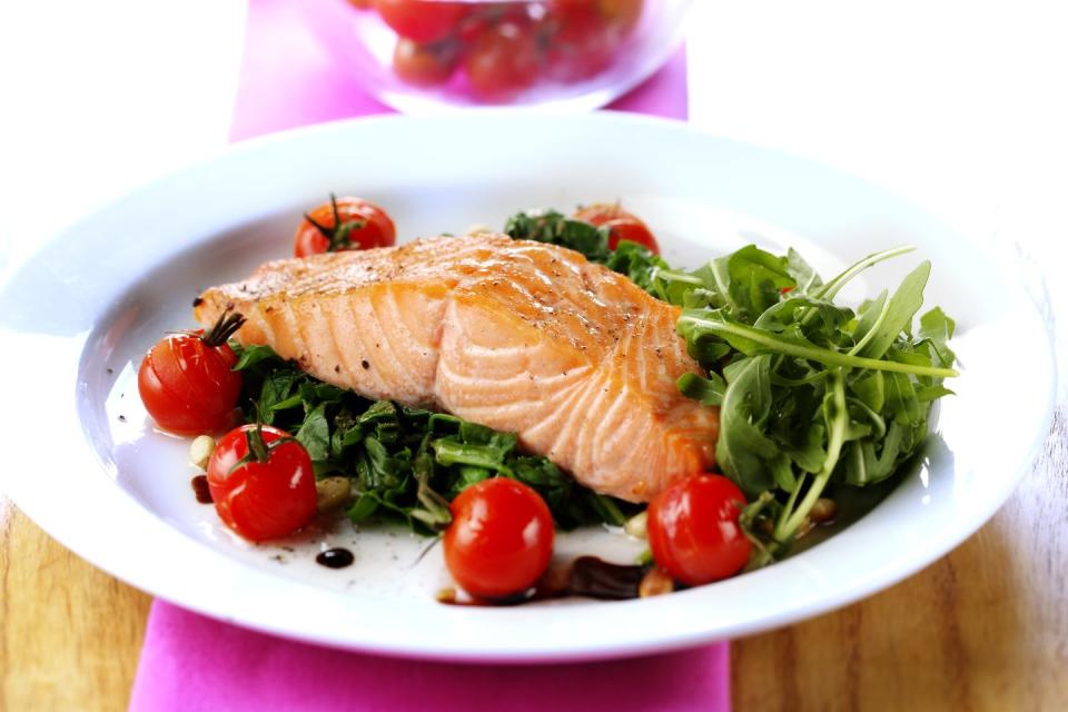 salmon steak with spinach and tomatoes