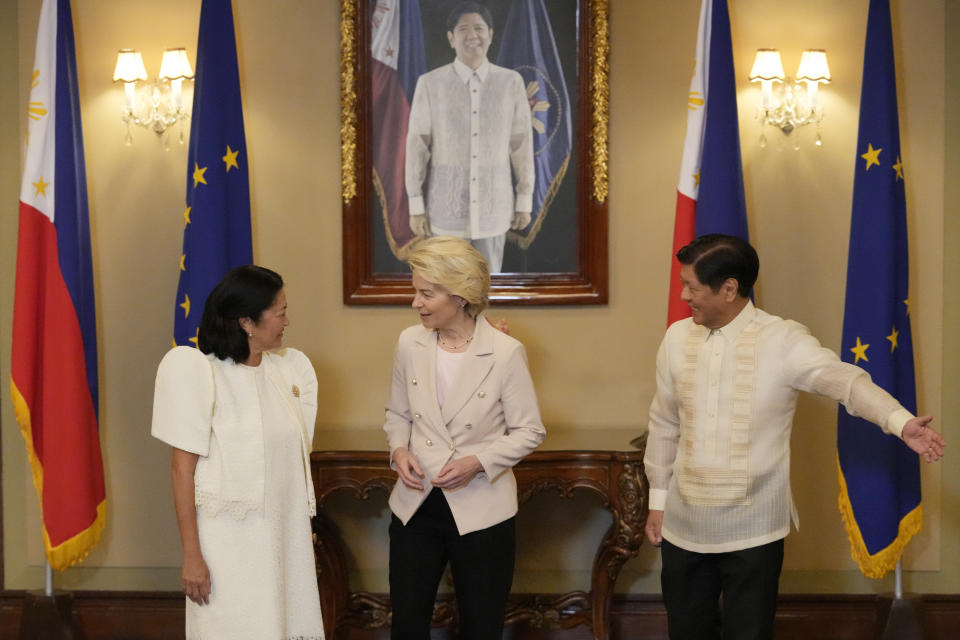 Philippine President Ferdinand Marcos Jr., right, gestures while European Commission President Ursula von der Leyen, center, talks to First Lady Marie Louise Araneta Marcos, left, during her visit at the Malacanang Presidential Palace in Manila, Philippines, Monday, July 31, 2023. (AP Photo/Aaron Favila, Pool)