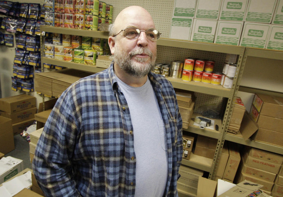 Kurt Wilson muestra algunos de los productos que él acumula en su tienda, dedicada a abastecer a preparacionistas en Idaho.  (AP Photo/Young Kwak)