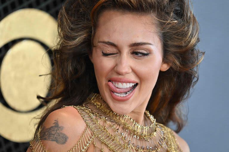 Enfundada en un vestido hecho exclusivamente de alfileres de gancho, Miley Cyrus fue una de las grandes ganadoras de la jornada; la cantante lució cinco vestuarios distintos a lo largo de la noche