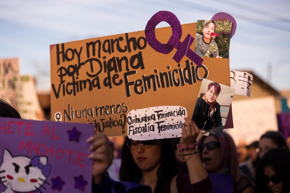 Vrouwen en meisjes marcheren voor de 8M-mars naar de Paso del Norte International Bridge op Internationale Vrouwendag woensdag 8 maart 2023 in Juarez en eisen gerechtigheid voor vrouwen en een einde aan vrouwenmoorden.