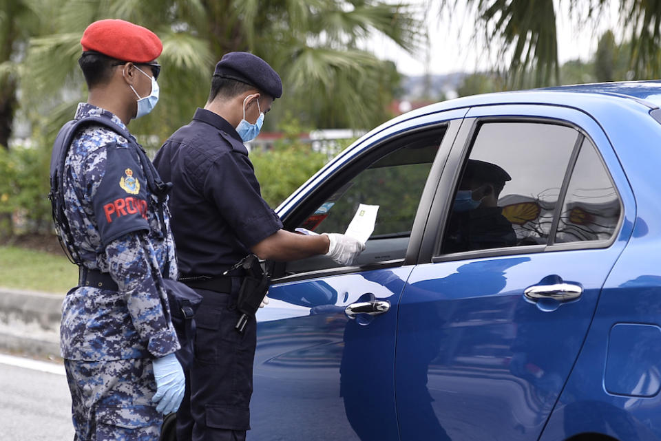 Army and police personnel conducting roadblock checks during the movement control order (MCO) in Shah Alam April 5, 2020. — Picture by Miera Zulyana