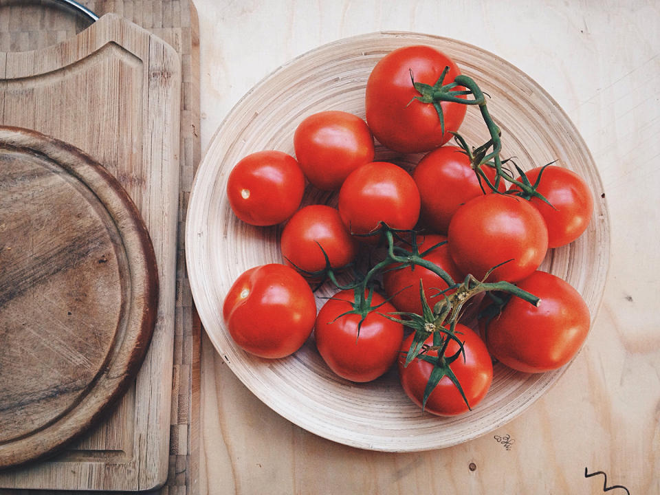 Selbst für überreife Tomaten gibt es eine Alternative zur Biotonne: Bei Sonnenbrand können die roten Früchtchen Erste Hilfe leisten. Einfach einmassieren, dank dem Stoff Lycopin werden die schädlichen Moleküle in der Haut neutralisiert. (Bild-Copyright: YinJiang/EyeEm/Getty Images)