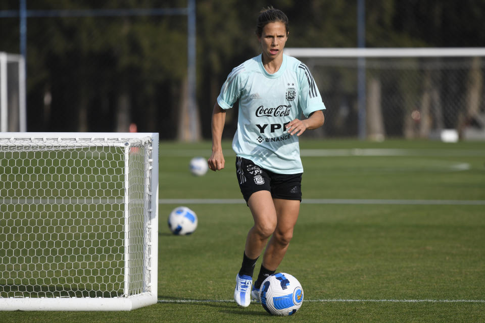 La jugadora argentina Marianela Szymanowski durante un entrenamiento de la selección en Buenos Aires, el 16 de junio de 2022. Argentina se alista para disputar la Copa América femenina en Colombia. (AP Foto/Gustavo Garello)