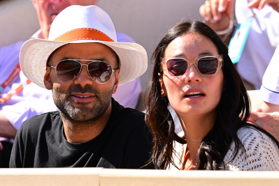 <p>L'ancien joueur de basket-ball Tony Parker et sa compagne, l'ancienne joueuse de tennis Alizé Lim, dans les tribunes de Roland-Garros. (Photo by Emmanuel DUNAND / AFP) (Photo by EMMANUEL DUNAND/AFP via Getty Images)</p> 