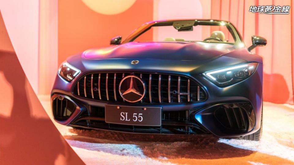 七代SL充滿了Mercedes-Benz的新世代家族化設計語彙，不過在車格設定上倒是回歸車系經典。(攝影/ 劉家岳)