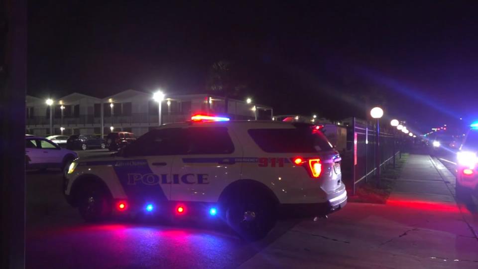 Officers responded to Home Suite Home extended stay motel on East Colonial Drive in Orlando late Thursday.