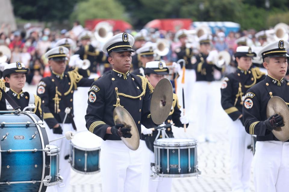 國慶演出學生樂儀旗隊交流，圖為海軍軍官學校鼓號樂隊表演。陳品佑攝