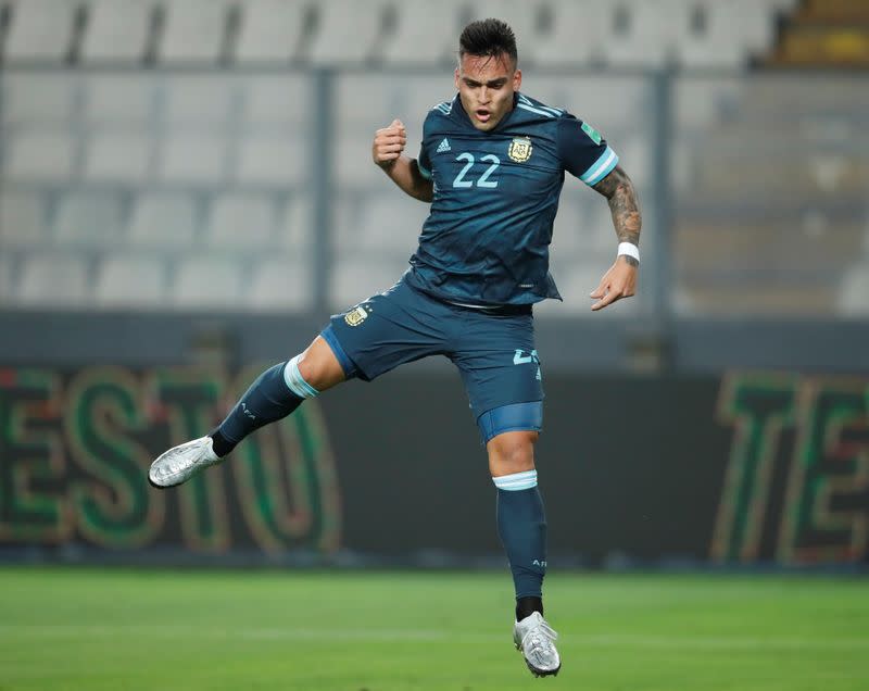 Lautaro Martínez celebra tras anotar uno de los dos goles con los que Argentina ganó a Perú en la eliminatoria para el Mundial