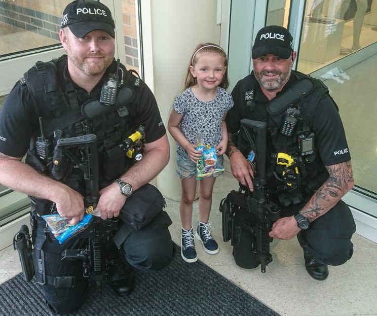 Ein kleines Mädchen aus England bedankt sich bei der Anti-Terror-Polizei mit Süßigkeiten. (Photo: catersnews.com)