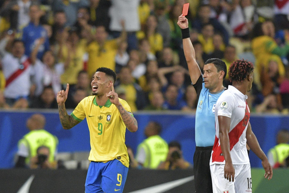 Chilean referee Roberto Tobar shows the red card to Brazil's Gabriel Jesus after a second yellow as he conducts the Copa America football tournament final match between Brazil and Peru at Maracana Stadium in Rio de Janeiro, Brazil, on July 7, 2019. (Photo by Carl DE SOUZA / AFP)        (Photo credit should read CARL DE SOUZA/AFP/Getty Images)