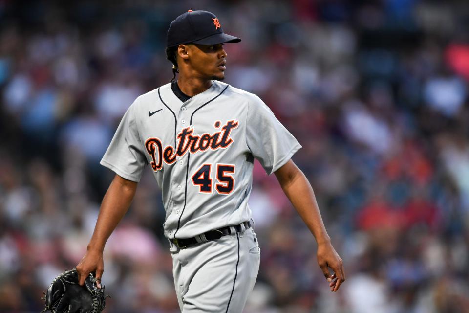 El lanzador abridor Elvin Rodríguez de los Tigres de Detroit es sacado del juego durante la sexta entrada contra los Guardianes de Cleveland en el Progressive Field de Cleveland el jueves 14 de julio de 2022.