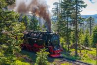 <p>Eine Fahrt mit der Brockenbahn führt durch wunderschöne Berglandschaft und startet von der Ortschaft Drei Annen Hohne. Die 50-minütige Fahrt mit der alten Dampflok führt über Schierke auf den Brockengipfel. Dort angekommen bietet sich eine große Auswahl an interessanten Wanderrouten durch den Harz an. (Bild: iStock / Gestur Gislason)</p> 