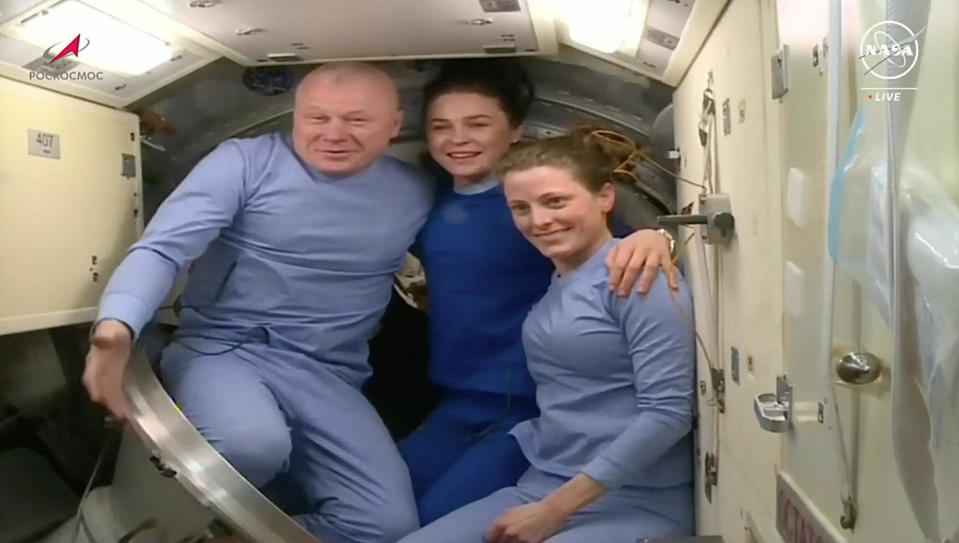 Sojus-Kommandant Oleg Novitskiy (links), der belarussische Gast Marina Vasilevskaya (Mitte) und der NASA-Astronaut Loral O'Hara (rechts) verabschieden sich von ihren Raumstationskameraden, bevor sie an Bord ihrer Sojus MS-24-Raumsonde für den Rückflug zur Erde gehen.  / Bildnachweis: NASA TV