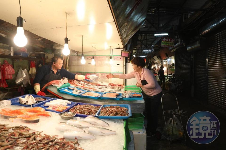 市場交易蔬果魚鮮，也交流人情。