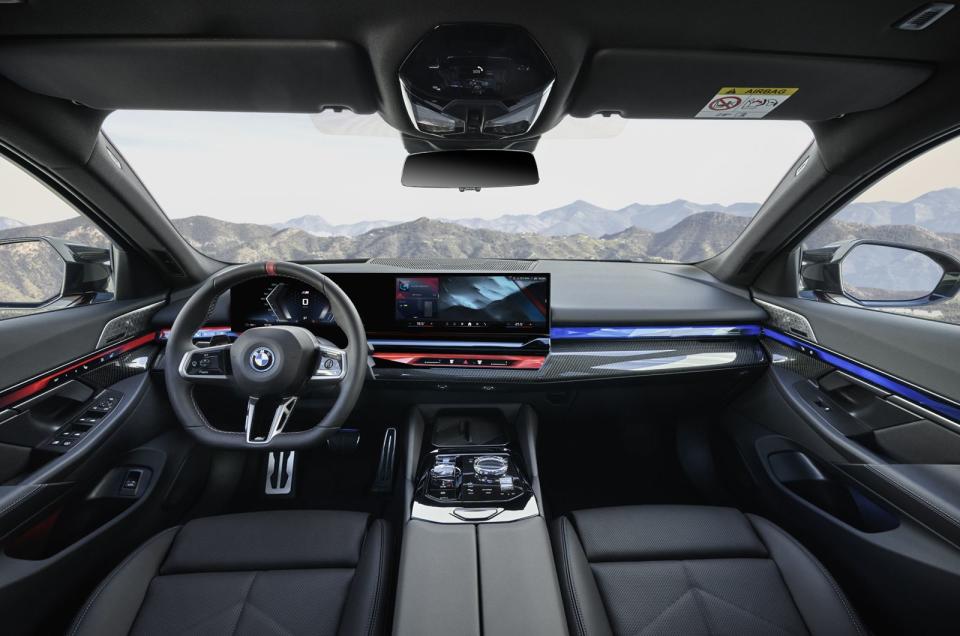 旗艦級的座艙設計。全新懸浮式曲面螢幕、BMW座艙環繞光幕，以及水晶中控套件，所有這些都讓i5 M60 xDrive的操作介面焕然一新。