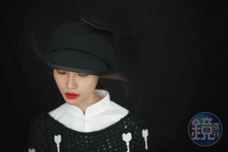 毛呢兔耳帽NT$6,980 by CA4LA、白色襯衫NT$14,000、 吊飾黑色針織罩衫價格店洽 by APUJAN。