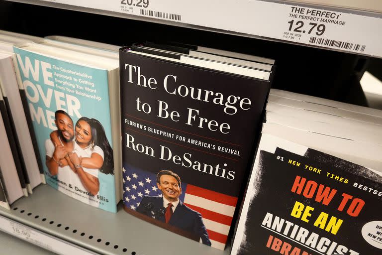 El nuevo libro de DeSantis, en una librería de Florida
