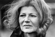 Au cours des dernières années de sa carrière, Rita Hayworth a de plus en plus de mal à retenir ses textes. Son entourage estime que ses absences et ses sautes d’humeur sont dus à sa consommation d’alcool. En 1972, la star fait ses adieux au septième art avec le western <em>La Colère de Dieu</em>. Neuf ans plus tard, elle apprend à 62 ans qu’elle souffre de la maladie d’Alzheimer. "<em>Elle avait, depuis des mois, un comportement inhabituel sans que les médecins et ses proches ne comprennent pourquoi. Elle, naguère dotée d’une incroyable mémoire, actrice si brillante et talentueuse, n’arrivait plus à retenir ses textes. Maman perdait aussi le sens de l’orientation, confondait les choses et avait, de surcroît, des hallucinations, jusqu’à voir des intrus dans sa maison, l’entraînant à prévenir la police. Elle devenait en réalité toujours plus étrange, et moi je mettais cela sur le dos de la boisson car elle appréciait l’alcool et les grands vins !</em>", explique sa fille Yasmin Aga Khan à<em> Paris Match</em> en 2009. L'actrice décède le 14 mai 1987 à l’âge de 68 ans, isolée et murée dans le silence. <em>(Photo by © Hulton-Deutsch Collection/CORBIS/Corbis via Getty Images)</em>