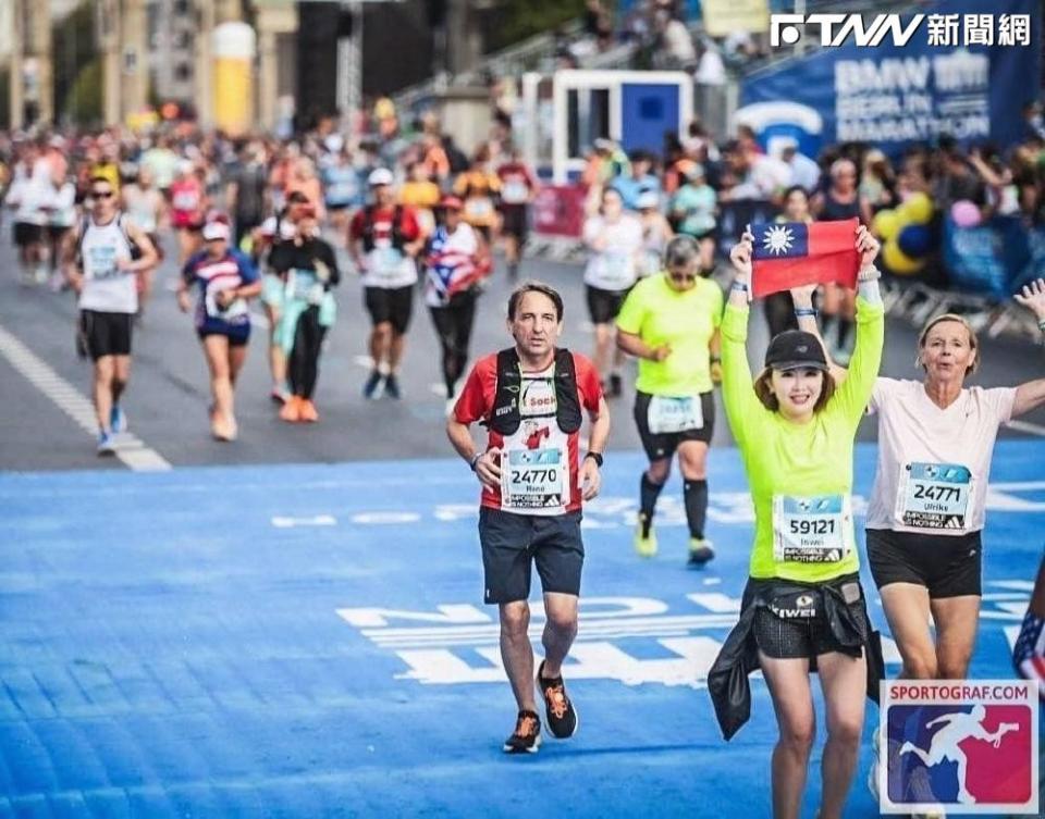 謝忻最近參加柏林馬拉松，以5小時18分完賽，她抵達終點線前還開心地高舉台灣國旗。（圖／謝忻臉書）