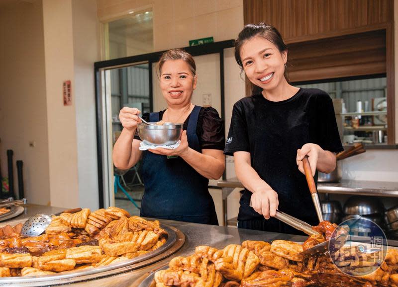 4年前，簡彩華（左）為獨力養大3個女兒創業賣小吃，如今女兒賴庭甄（右）接班，搬移店址，只賣5小時，生意更好。