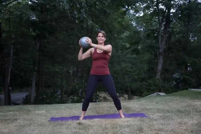 Die Kreisübung mit dem Medizinball eignet sich hervorragend für ein Bauch- und Schultertraining. - Copyright: Gina Newton