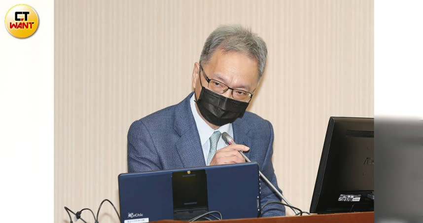 針對國民黨台北市長候選人蔣萬安陣營要求衛福部長薛瑞元交代疫苗掮客的姓名，薛瑞元回應「嘿嘿嘿，這太幼稚了，我不想回答」。（圖／黃耀徵攝）