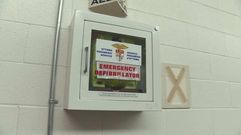 Paramedic calls for more defibrillators after 2 hockey players' lives saved