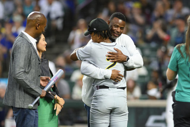 Ken Griffey Jr put on backwards hat during Hall of Fame speech (Video)