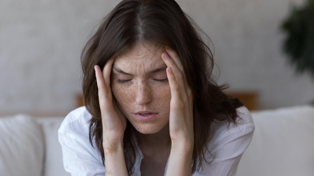 Mujer con dolor de cabeza 