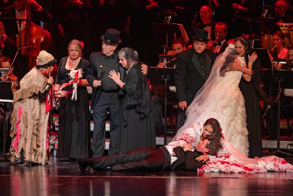 Cecilia Valdés (Eglise Gutiérrez) llena de tristeza abraza el cadáver de Leonardo Gamboa (Peter Alexander Rivera) el día de su boda con Isabel, apuntando al asesino José Dolores Pimienta (Armando Naranjo).