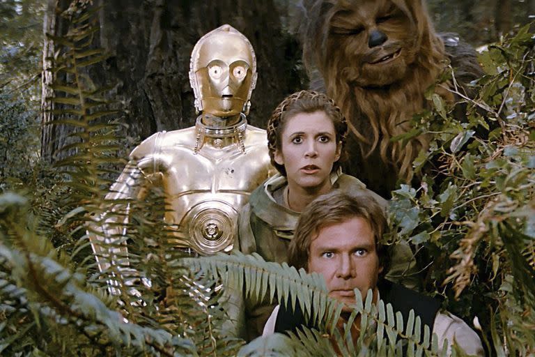 C3PO, Chewbacca, Leia y Han Solo en una de las memorables escenas de El regreso del jedi, estrenada hace cuatro décadas