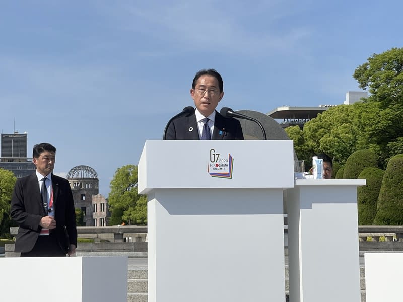 七大工業國集團（G7）領袖高峰會中午閉幕，輪值主席國日本首相岸田文雄（前排）21日下午在廣島和平紀念公園召開國際記者會，再度確認台海和平穩定重要性。（中央社）