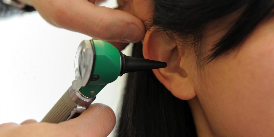 Los oídos necesitan cierta cantidad de cera para su protección. Pero si sientes que tienes demasiada cera en tus oídos, utiliza un kit de extracción de cerumen por un par de noches. La solución ablandará la cera, y saldrá. (Foto: Getty)