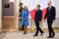 <p>Emmanuel et Brigitte Macron rencontrent le président lituanien Gitanas Nauseda, au palais présidentiel de Vilnius, lundi. </p>