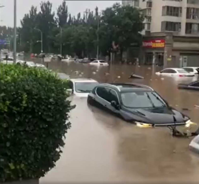 北京暴雨導致路面變河道。（圖／翻攝微博）