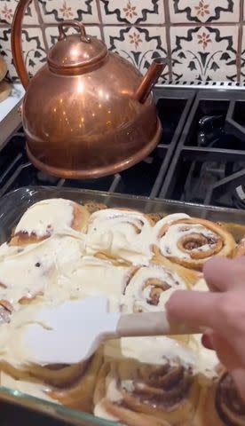 <p>Taylor Swift/ Youtube</p> Taylor Swift puts frosting on top of cinnamon rolls