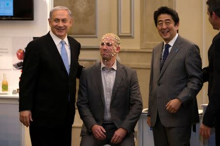 Japan's Prime Minister Shinzo Abe (R) and his Israeli counterpart Benjamin Netanyahu (L) visit an Israeli innovation exhibition in Jerusalem January 18, 2015. REUTERS/Ronen Zvulun/File Photo